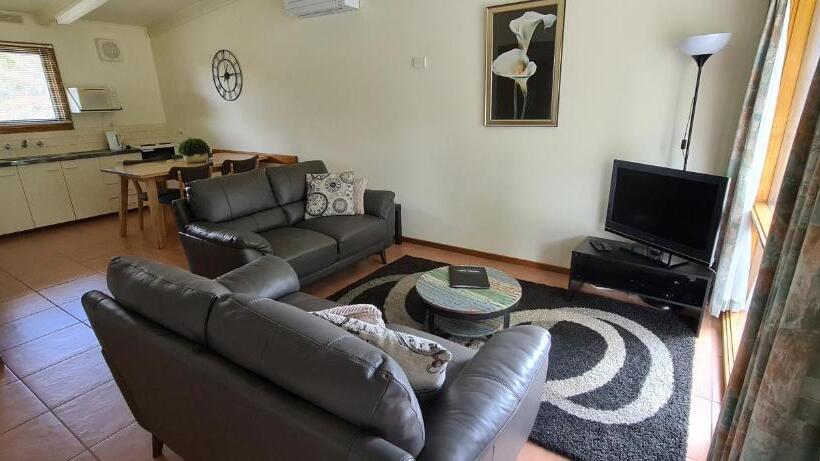 Семейный Номер, Halls Haven Holiday Units