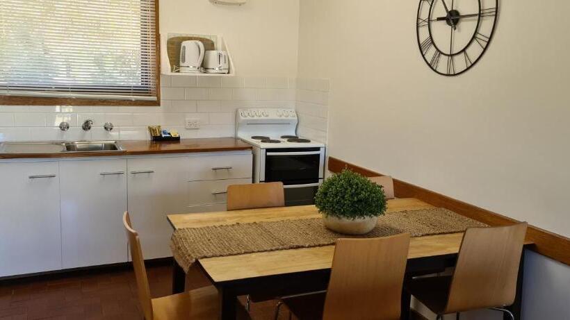 Семейный Номер, Halls Haven Holiday Units