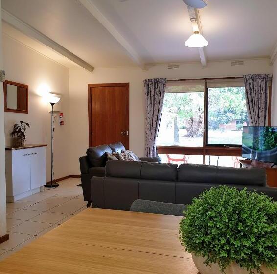 Семейный Номер, Halls Haven Holiday Units