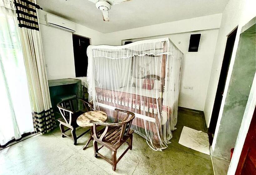 豪华三人间, Lagoon Boutique