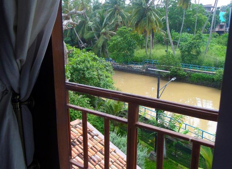 豪华三人间, Lagoon Boutique