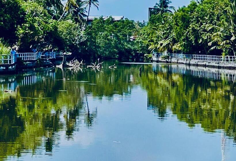 Suite with lake view, Lagoon Boutique