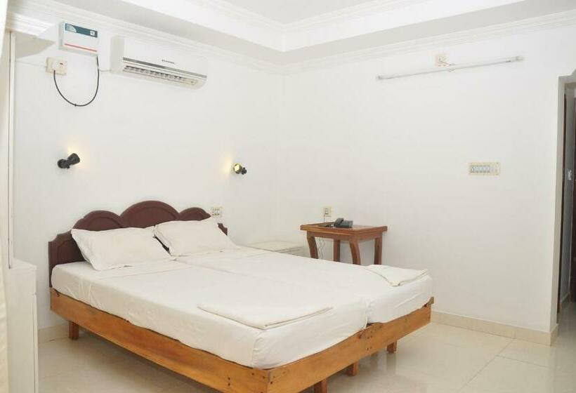 اتاق لوکس با چشم‌انداز استخر, Nikhil Residence