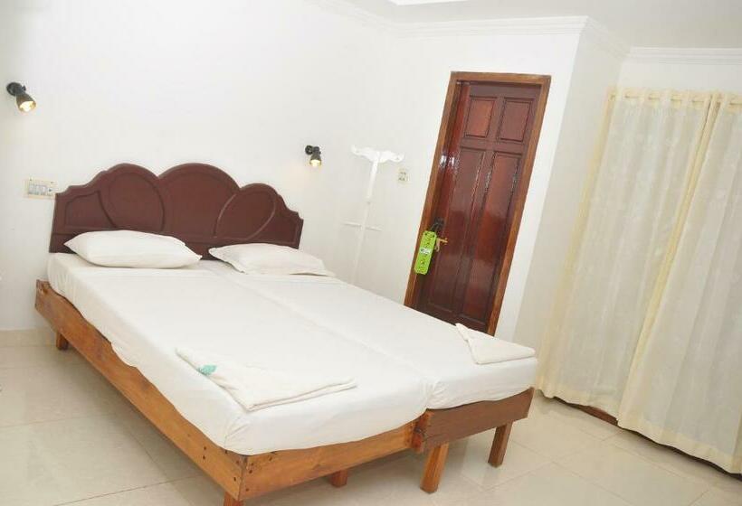 اتاق لوکس با چشم‌انداز استخر, Nikhil Residence