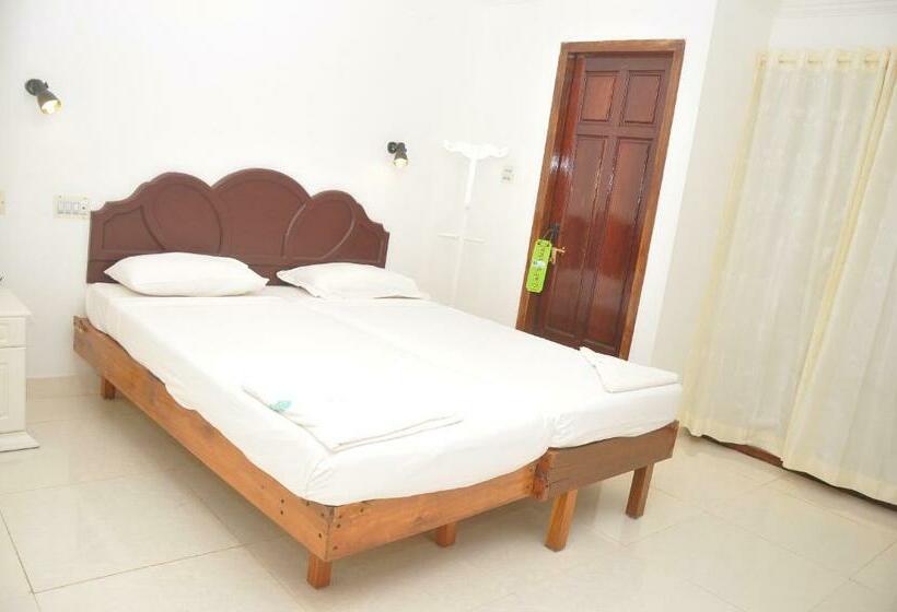 اتاق لوکس با چشم‌انداز استخر, Nikhil Residence