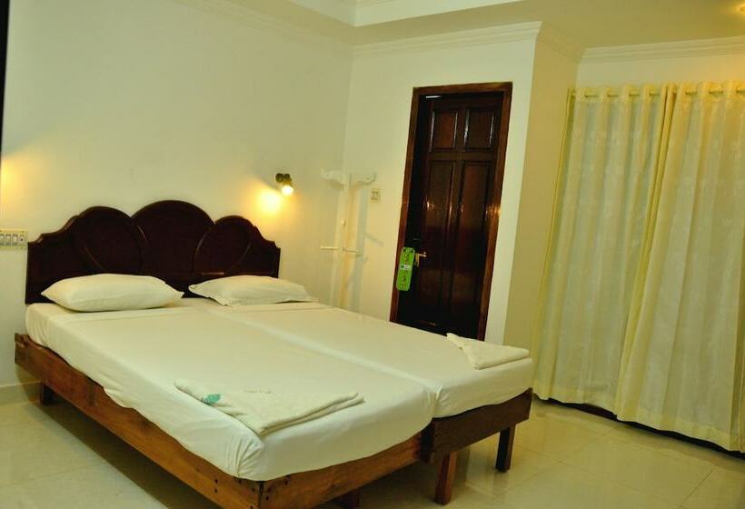 اتاق لوکس با چشم‌انداز استخر, Nikhil Residence
