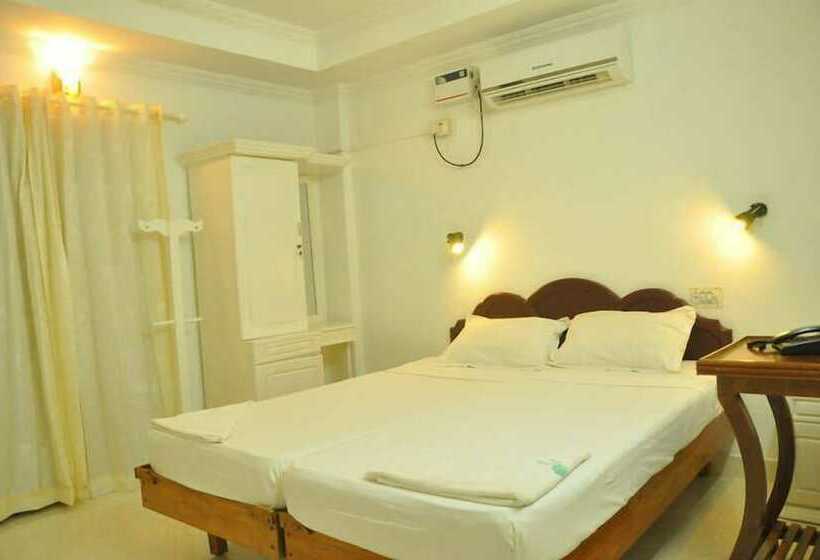 اتاق لوکس با چشم‌انداز استخر, Nikhil Residence