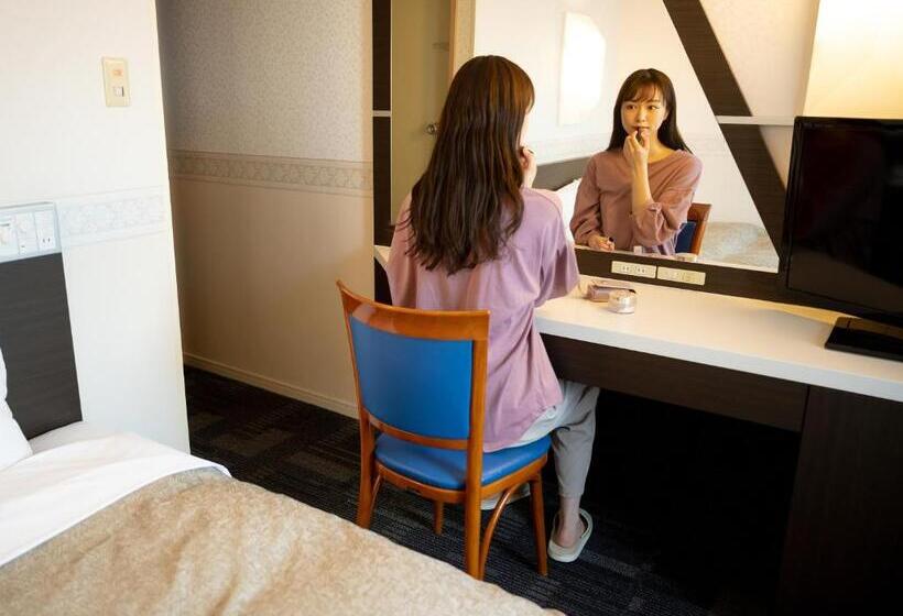 חדר קומפורט, Ace Morioka