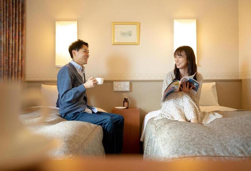 חדר קומפורט, Ace Morioka