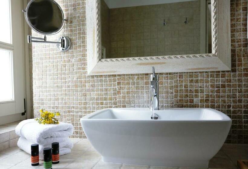 スーペリアールーム, Gamila Rocks Mountain