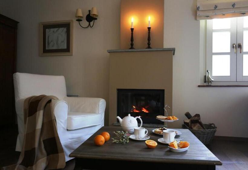 スイート, Gamila Rocks Mountain