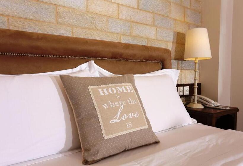 スイート, Gamila Rocks Mountain