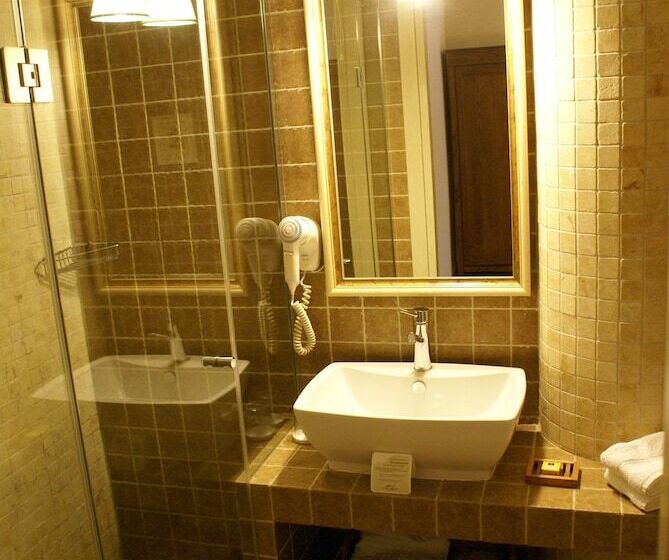 スーペリアールーム, Gamila Rocks Mountain