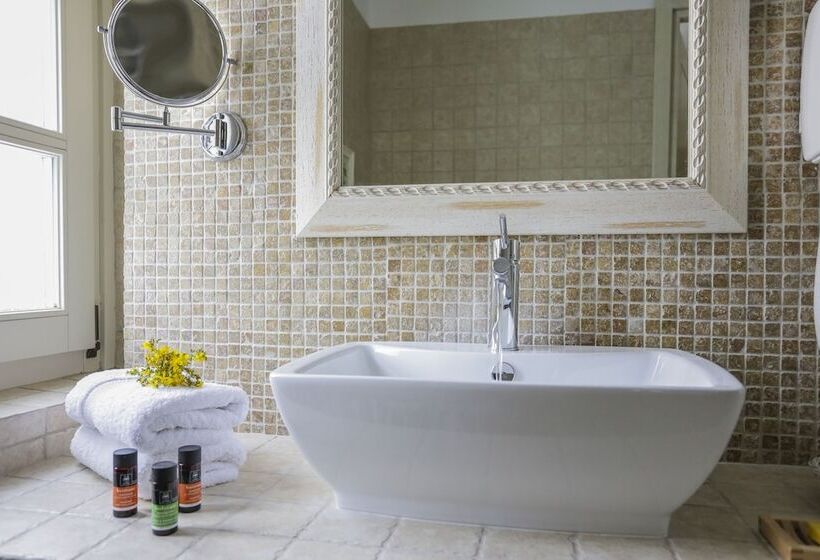 スイート, Gamila Rocks Mountain