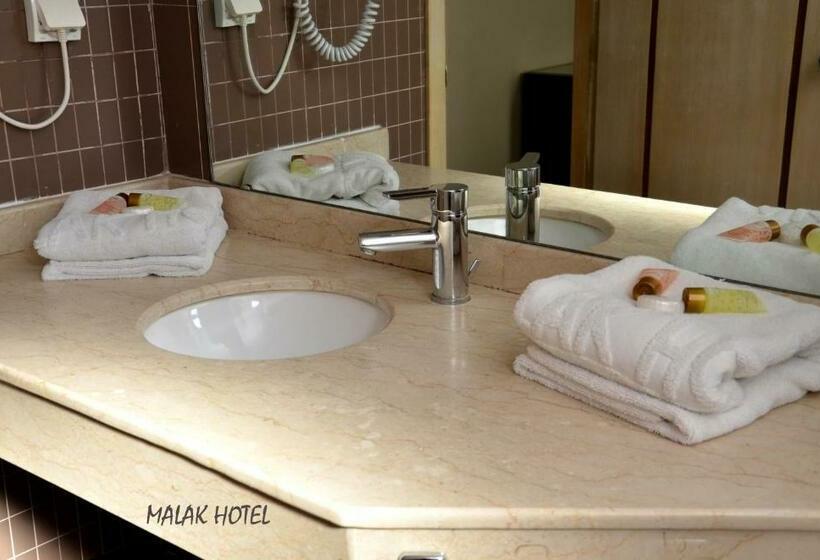 اتاق لوکس, Malak