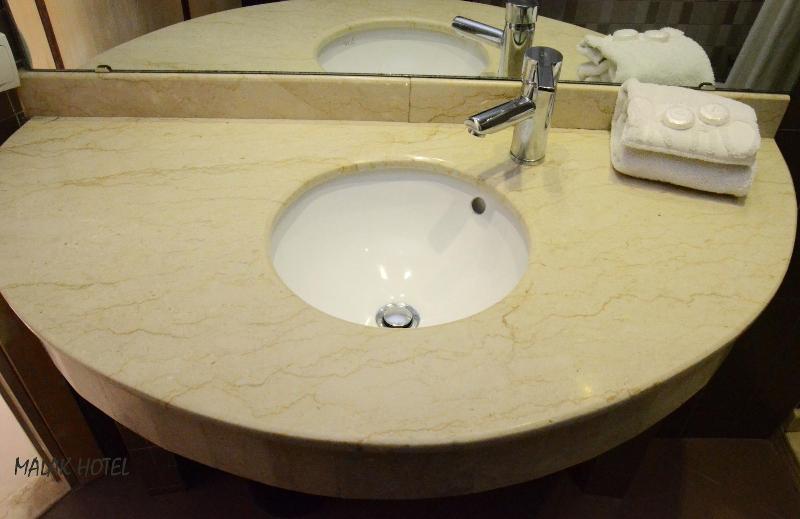 اتاق استاندارد یک نفره, Malak