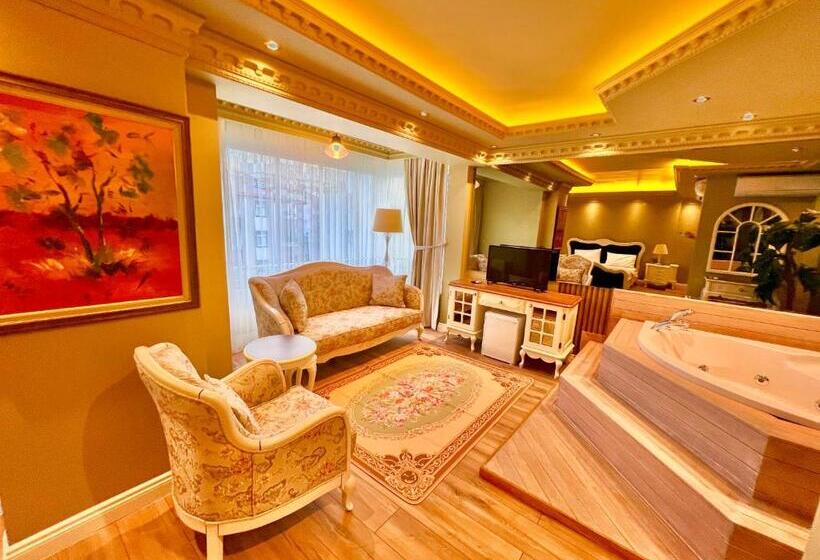 스탠다드 룸 킹사이즈 침대, Real King Suite