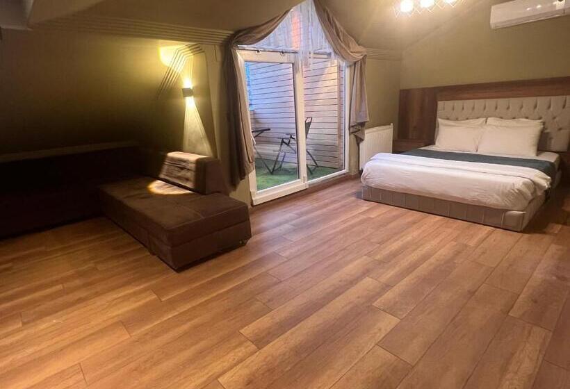 带露台的标准房间, Real King Suite