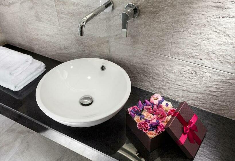 クラシックルーム, Sadova