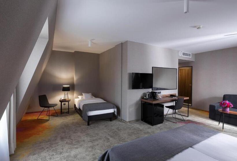 デラックスファミリールーム, Sadova