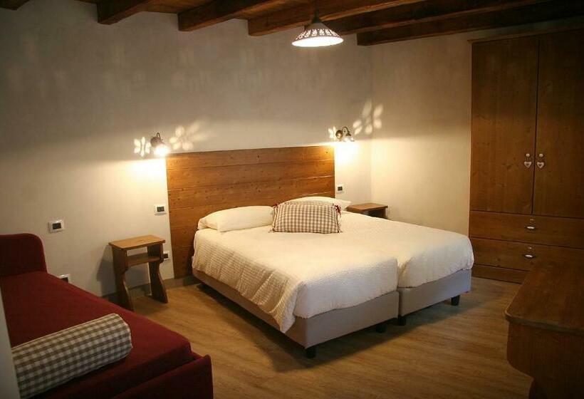 חדר לארבעה סטנדרטי עם מרפסת, Ostello Del Castello Tirano