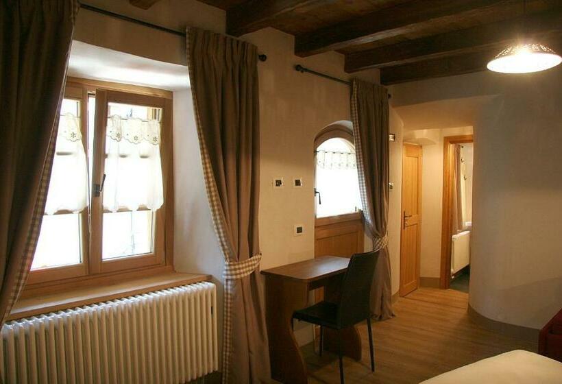 חדר לארבעה סטנדרטי עם מרפסת, Ostello Del Castello Tirano