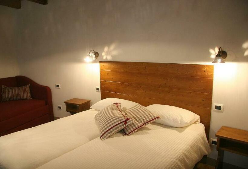 חדר לארבעה סטנדרטי עם מרפסת, Ostello Del Castello Tirano