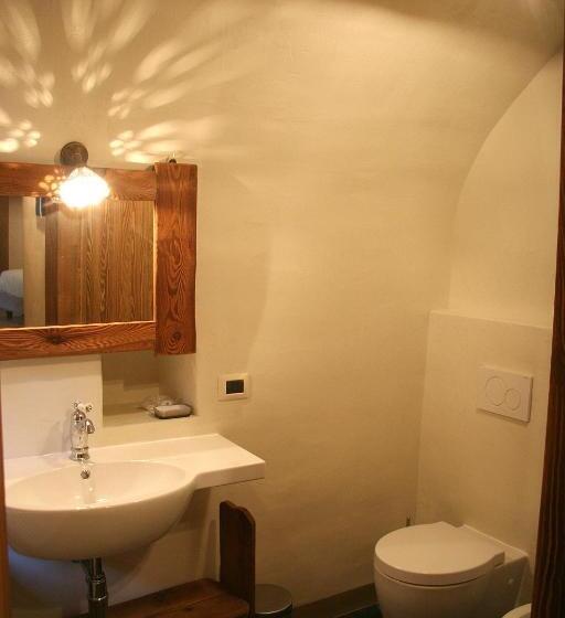 חדר לארבעה סטנדרטי עם מרפסת, Ostello Del Castello Tirano