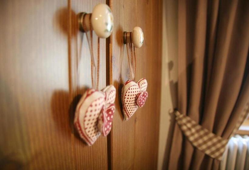 חדר לארבעה סטנדרטי עם מרפסת, Ostello Del Castello Tirano