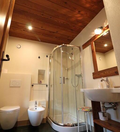 חדר לארבעה סטנדרטי עם מרפסת, Ostello Del Castello Tirano