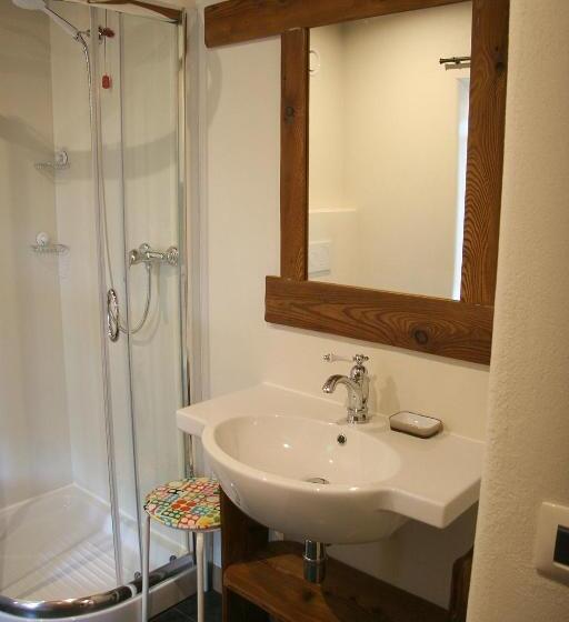 חדר לארבעה סטנדרטי עם מרפסת, Ostello Del Castello Tirano