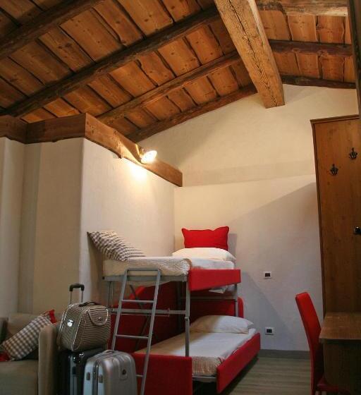 חדר לארבעה סטנדרטי עם מרפסת, Ostello Del Castello Tirano