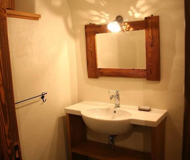 חדר קומפורט, Ostello Del Castello Tirano