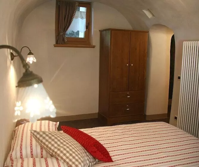 コンフォートルーム, Ostello Del Castello Tirano