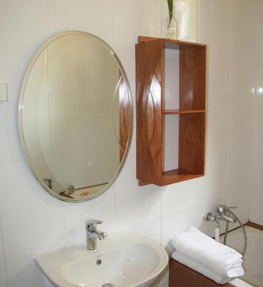 غرفة قياسية مطلّة علي النهر, Cold River