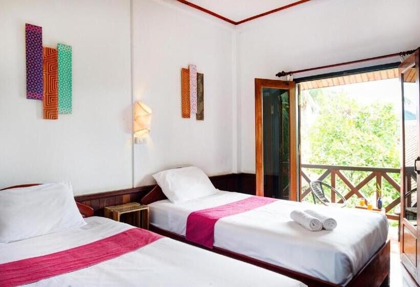 غرفة قياسية مزوَّدة بشُرفة, Cold River