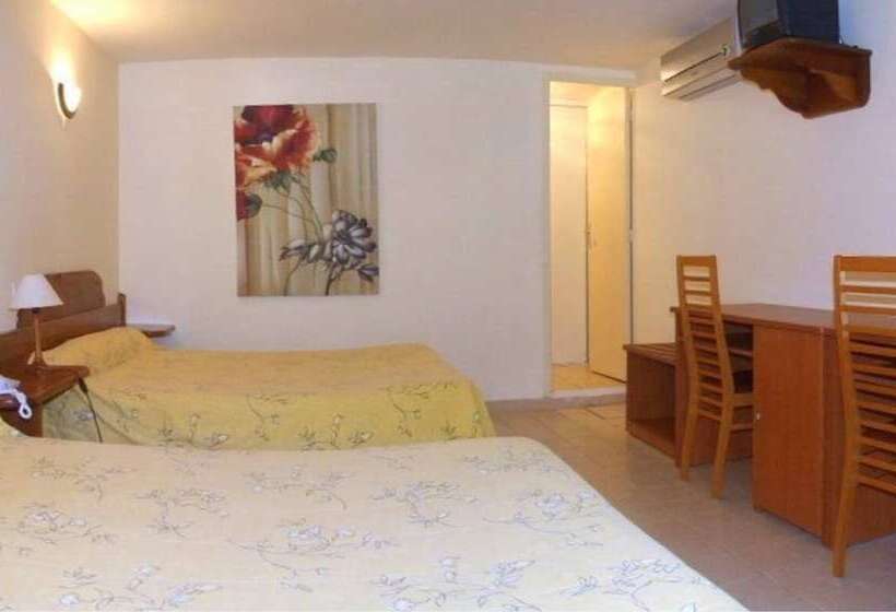 חדר סטנדרט לשלושה, Arena Restaurant Le Refuge