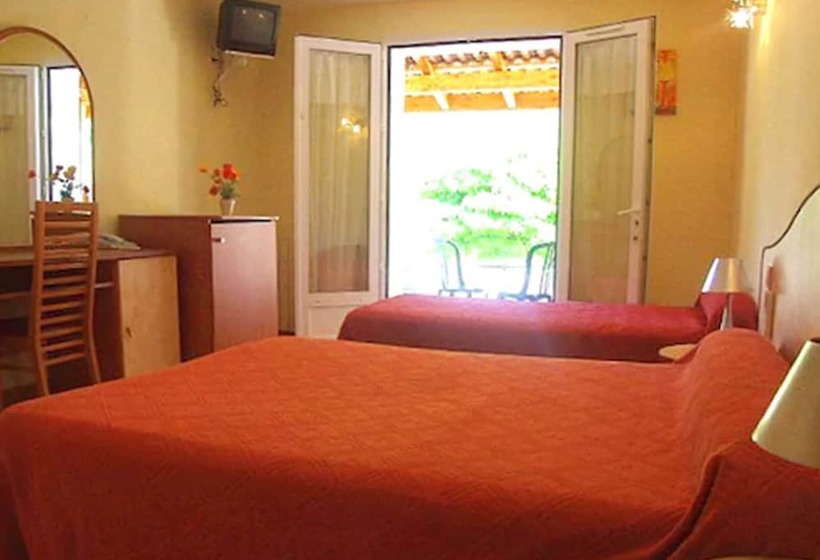 חדר סטנדרט לשלושה, Arena Restaurant Le Refuge