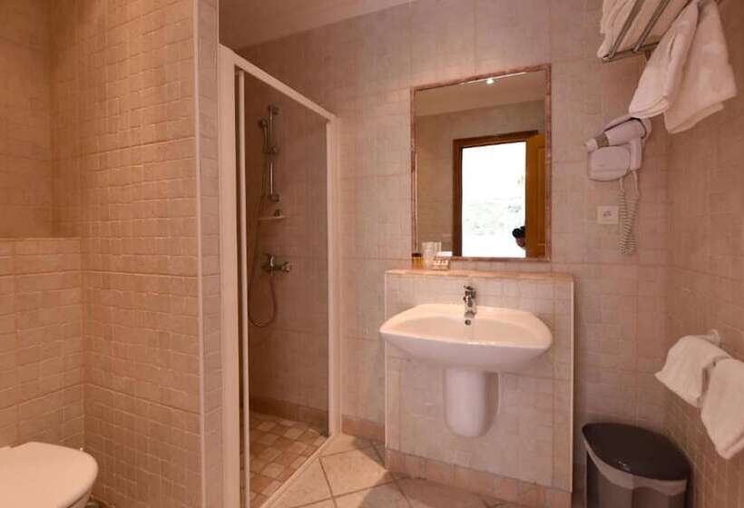 חדר סטנדרט לארבעה, Arena Restaurant Le Refuge