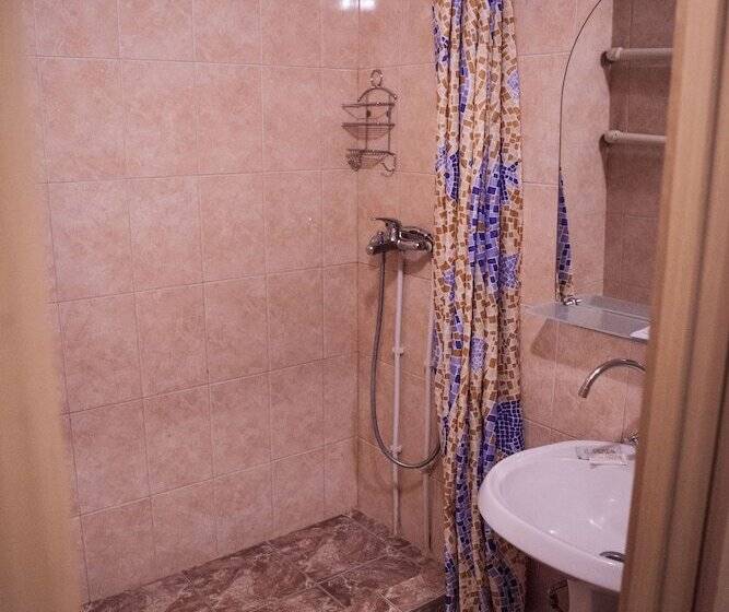 Economy Room Shared Bathroom, Moskabelmet