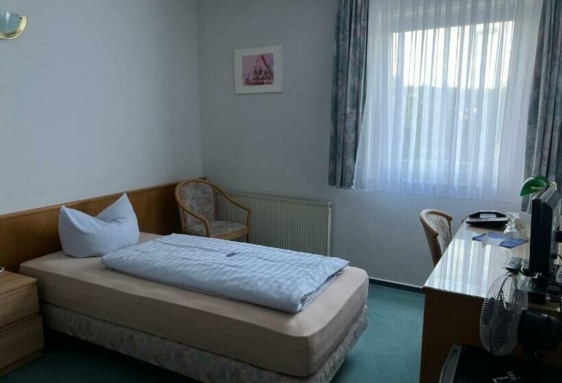 标准单人间, Niebuhrs