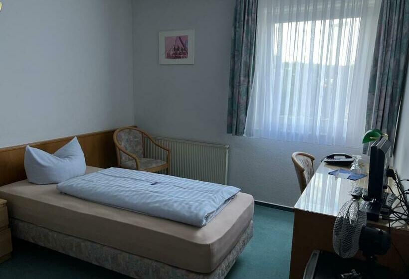 标准单人间, Niebuhrs