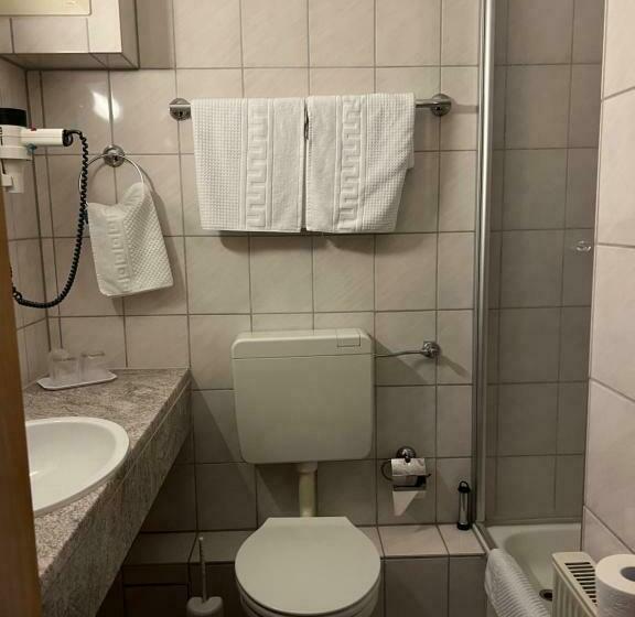 标准单人间, Niebuhrs