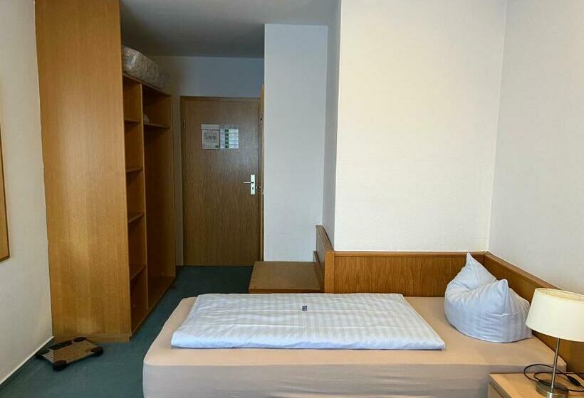 标准单人间, Niebuhrs