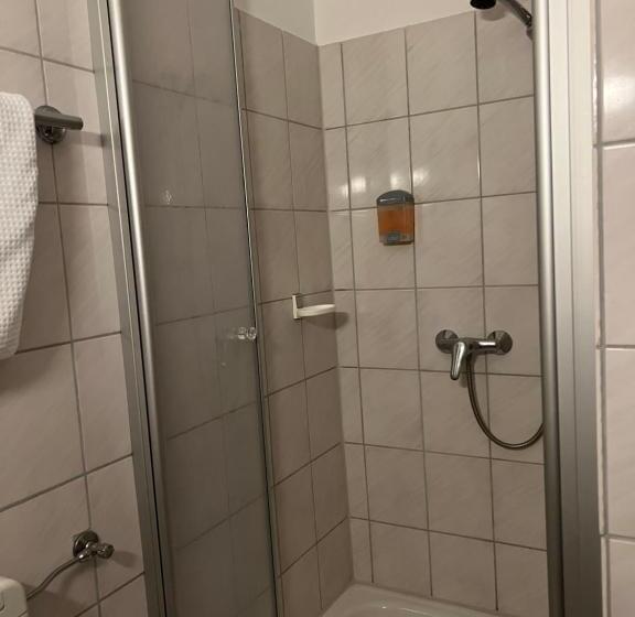 标准单人间, Niebuhrs