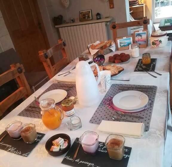 חדר סטנדרט נוף לבריכה, Chambre D Hôtes Villa De La Sueur Au Bonheur