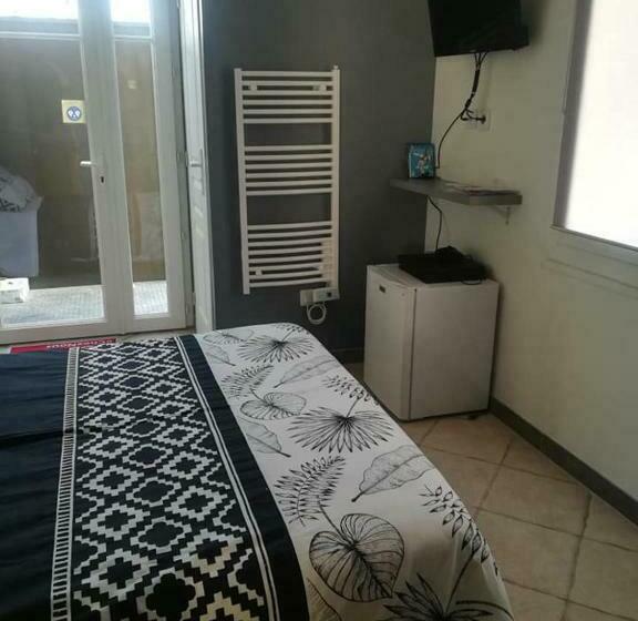 חדר סטנדרט נוף לבריכה, Chambre D Hôtes Villa De La Sueur Au Bonheur