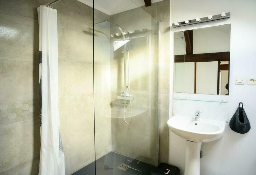 חדר משפחתי, The Secret Spot Lodge