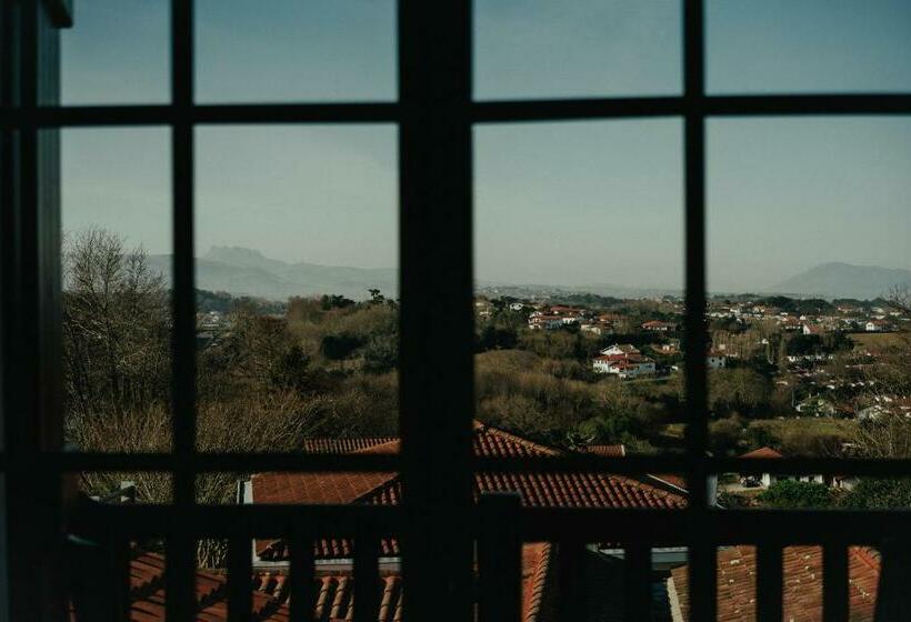 小型套房, Briketenia