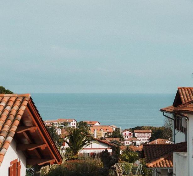 小型套房, Briketenia